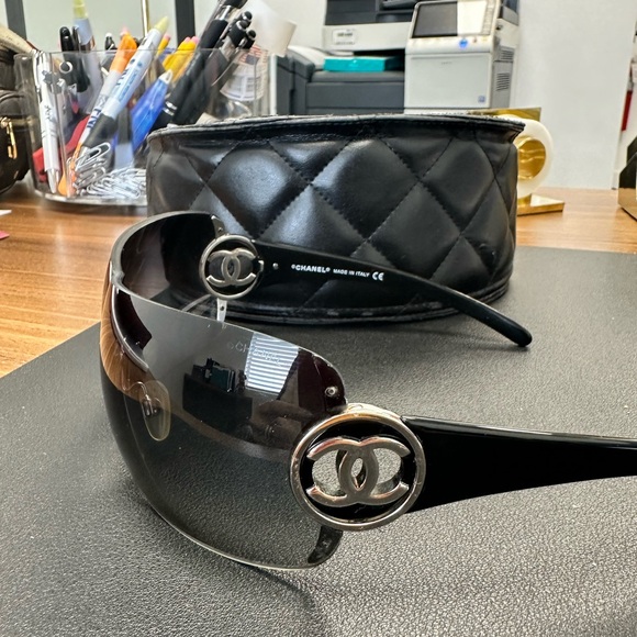 CHANEL SUNGLASSES FRAMELESS CC LOGO 1425 BLACK GRADIENT WITH SILVER ACCENT CC - Picture 3 of 16